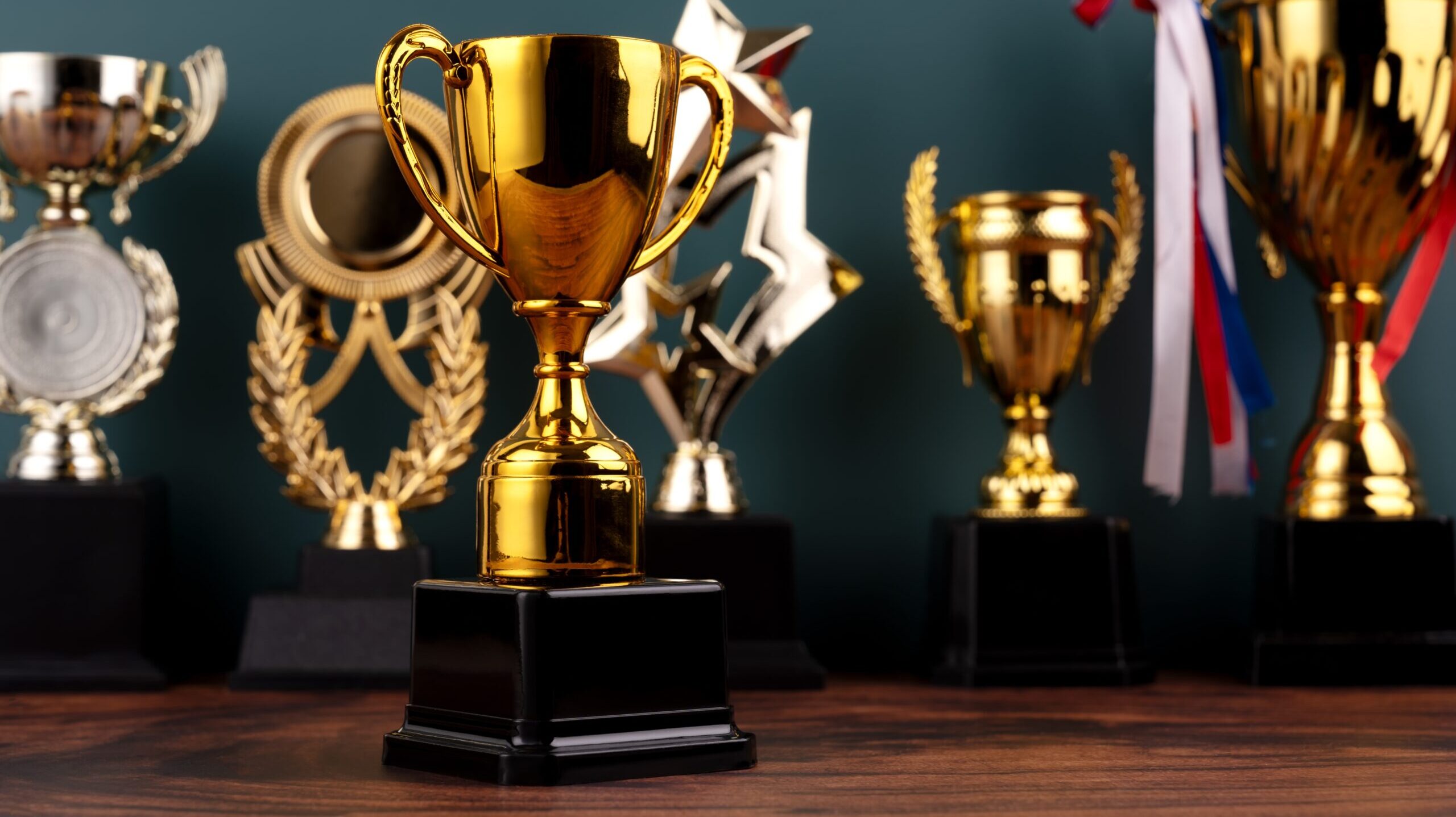 Gold,trophy,with,a,row,of,gold,trophy,background Gold,trophy,with,a,row,of,gold,trophy,background